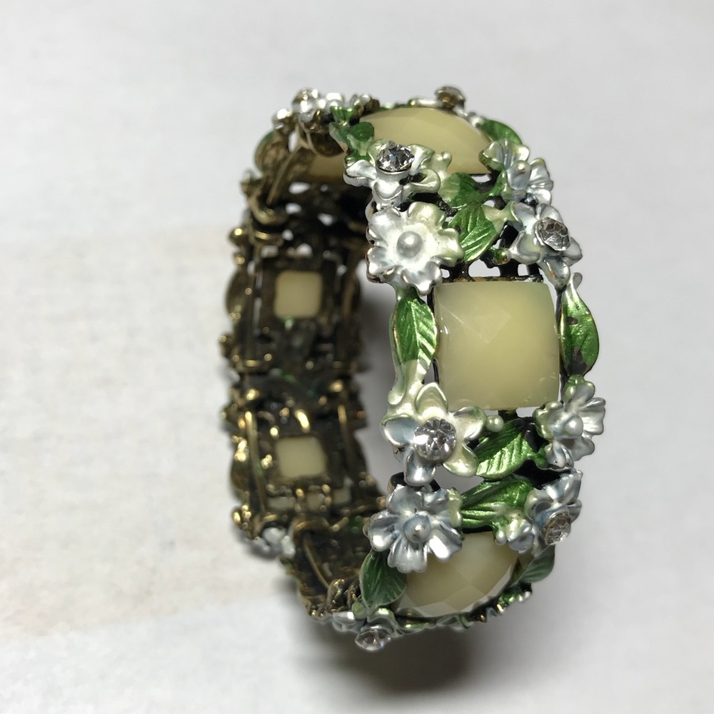 NWOT bracelet with cream stones
